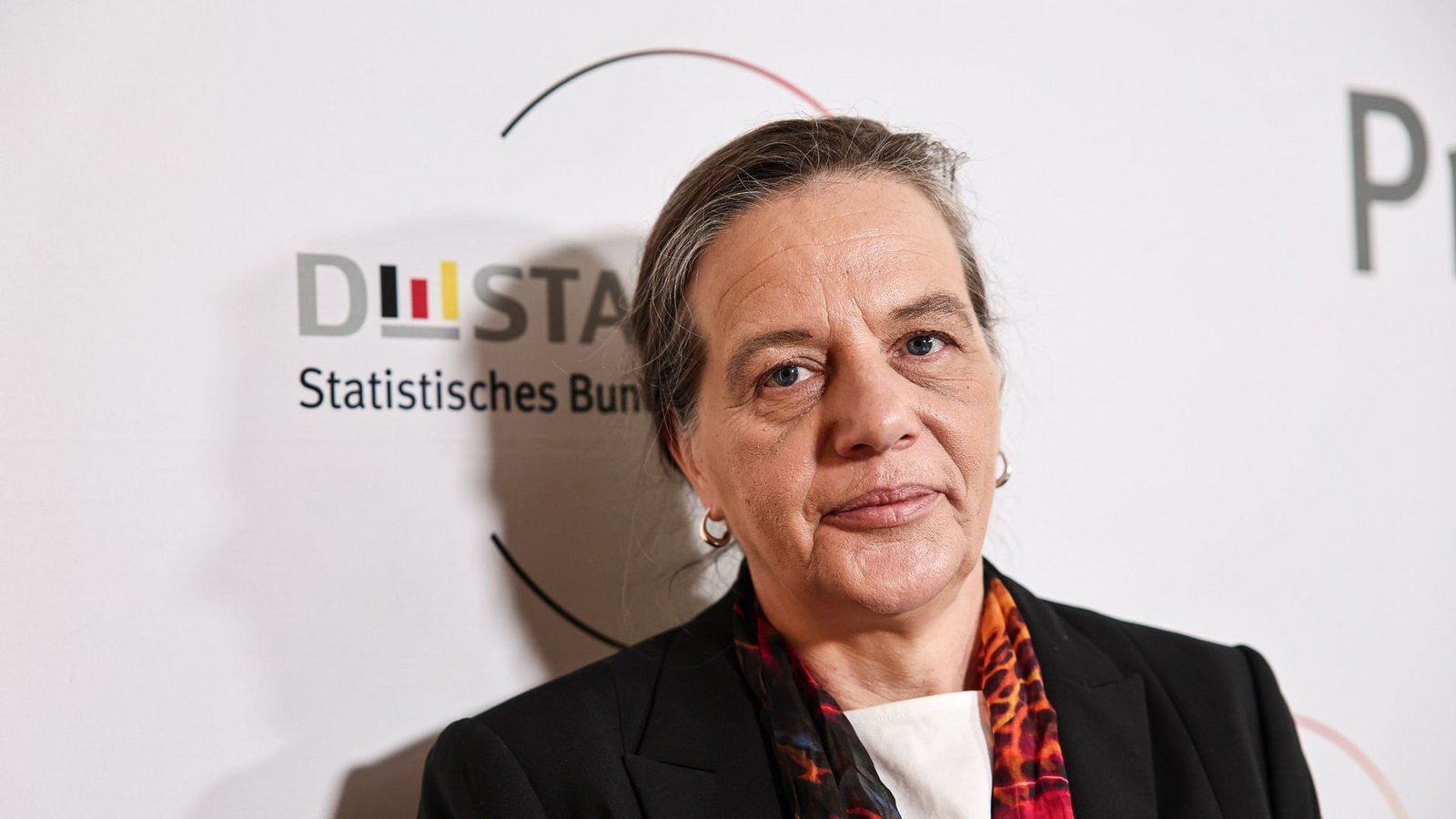 ...zunächst die Frage um Papiermangel die Terminierung der Neuwahlen auf den 23. Februar mit einem Fragezeichen versehen hätte. Bundeswahlleiterin Ruth Brand gab zu bedenken, dass Deutschland möglicherweise nicht schnell genug ausreichend Papier für die Wahlunterlagen auftreiben könnte. Heute wissen wir, dass die Behörden das Problem gemeistert haben.Foto: dpa/Hannes P Albert
