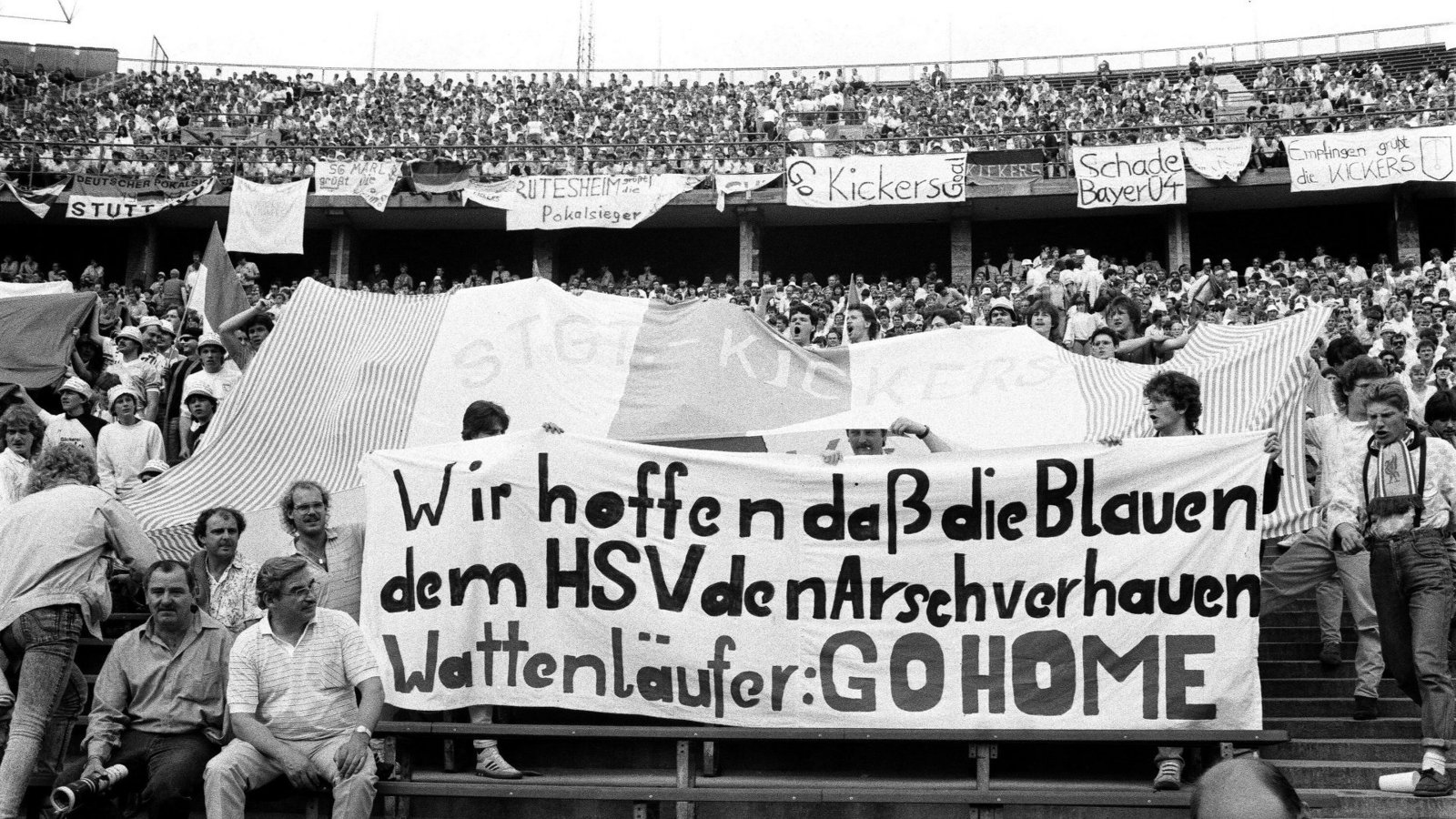 Über 10  000 Kickers-Fans waren sehr optimistisch vor dem Finale in Berlin, in das die Blauen nach folgenden Siegen eingezogen waren: 5:0 bei TB Berlin, 3:2 bei Borussia Neunkirchen (zwei Tore durch Christian Streich), 2:0 gegen Hannover 96, 3:1 gegen Eintracht Frankfurt und 3:0 gegen Fortuna Düsseldorf.Foto: Baumann/Baumann