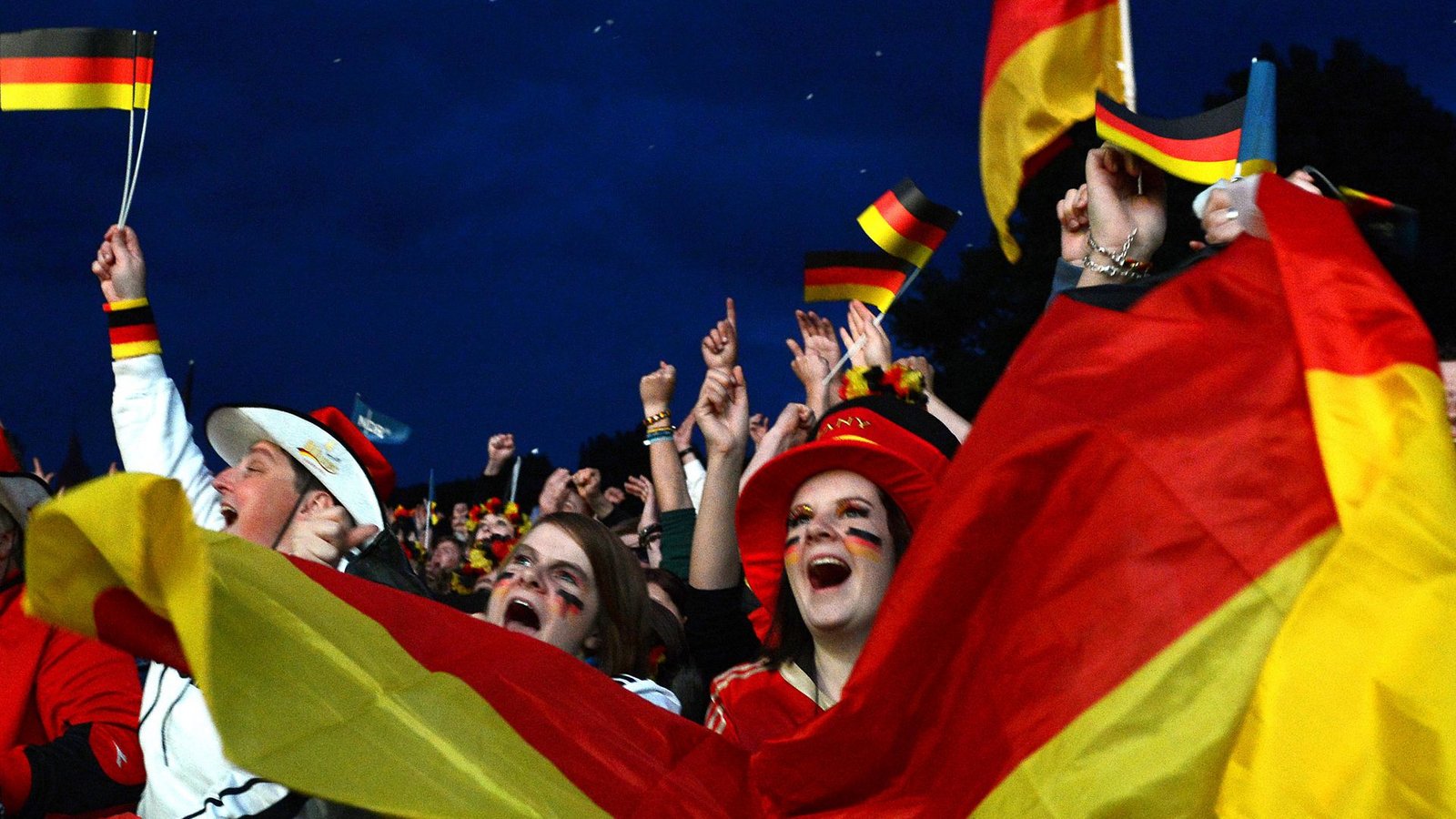 Machen Gewitter den Fußballfans am Abend beim Public Viewing einen Strich durch die Rechnung? (Archivbild)Foto: dpa/Peter Steffen