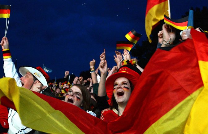 Machen Gewitter den Fußballfans am Abend beim Public Viewing einen Strich durch die Rechnung? (Archivbild)<span class='image-autor'>Foto: dpa/Peter Steffen</span>
