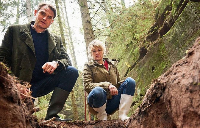 Felix Voss (Fabian Hinrichs) und Wanda Goldwasser (Eli Wasserscheid) blicken in das zwei Meter tiefe Loch, in dem die Leiche gefunden wurde.<span class='image-autor'>Foto: BR/Hager Moss Film GmbH/Bernd Schuller</span>