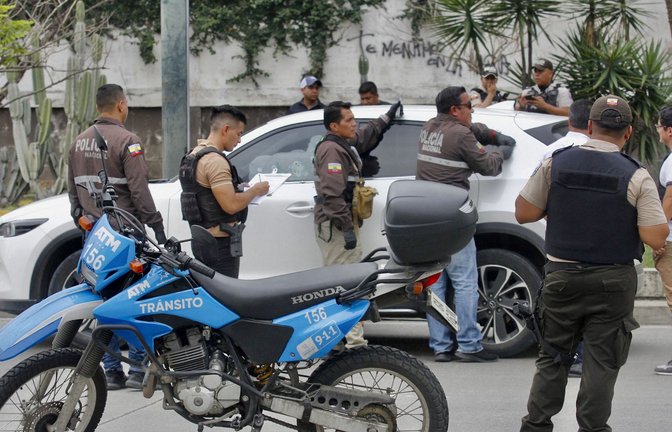 Polizisten inspizieren das Auto, in dem der Staatsanwalt  Suárez ermordet wurde.<span class='image-autor'>Foto: AFP/CHRISTIAN VINUEZA</span>