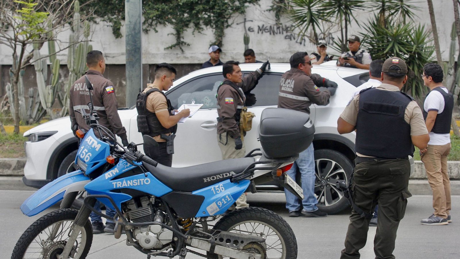 Polizisten inspizieren das Auto, in dem der Staatsanwalt Suárez ermordet wurde.Foto: AFP/CHRISTIAN VINUEZA Polizisten inspizieren das Auto, in dem der Staatsanwalt Suárez ermordet wurde.Foto: AFP/CHRISTIAN VINUEZA