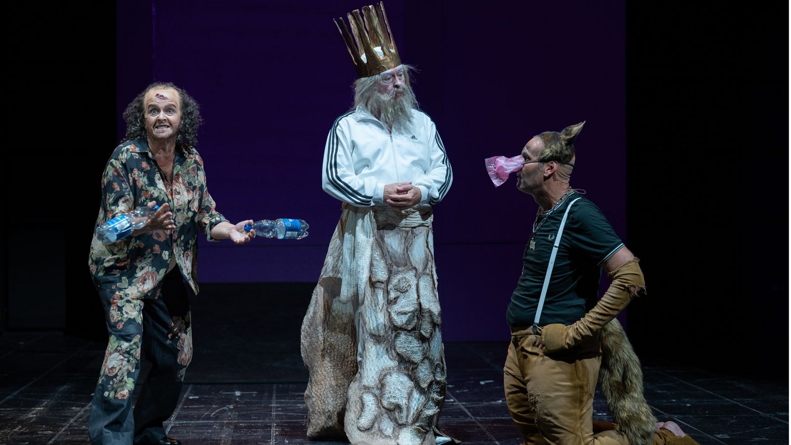 Was ist deutsch? Auf jeden Fall auch das: Erlkönig, Pfandflaschen, Schäferhund, Adidas – Szene aus Tomer Gardis „Eine runde Sache“ im Stuttgarter Kammertheater mit Vernesa Berbo, Reinhard Mahlberg, Sebastian Röhrle (v. li.).Foto: Björn Klein/Schauspiel Stuttgart Was ist deutsch? Auf jeden Fall auch das: Erlkönig, Pfandflaschen, Schäferhund, Adidas – Szene aus Tomer Gardis „Eine runde Sache“ im Stuttgarter Kammertheater mit Vernesa Berbo, Reinhard Mahlberg, Sebastian Röhrle (v. li.).Foto: Björn Klein/Schauspiel Stuttgart