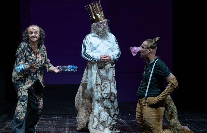 Was ist deutsch? Auf jeden Fall auch das: Erlkönig, Pfandflaschen, Schäferhund, Adidas –  Szene aus Tomer Gardis „Eine runde Sache“ im Stuttgarter Kammertheater mit Vernesa Berbo, Reinhard Mahlberg, Sebastian Röhrle (v. li.).<span class='image-autor'>Foto: Björn Klein/Schauspiel Stuttgart</span>