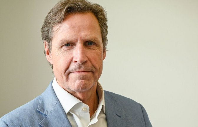 Oliver Hans, Vorstandsvorsitzender der Caritas Stiftung Stuttgart, in seinem Büro in Stuttgart (Archivfoto).<span class='image-autor'>Foto: Norbert Demuth/KNA/Norbert Demuth</span>