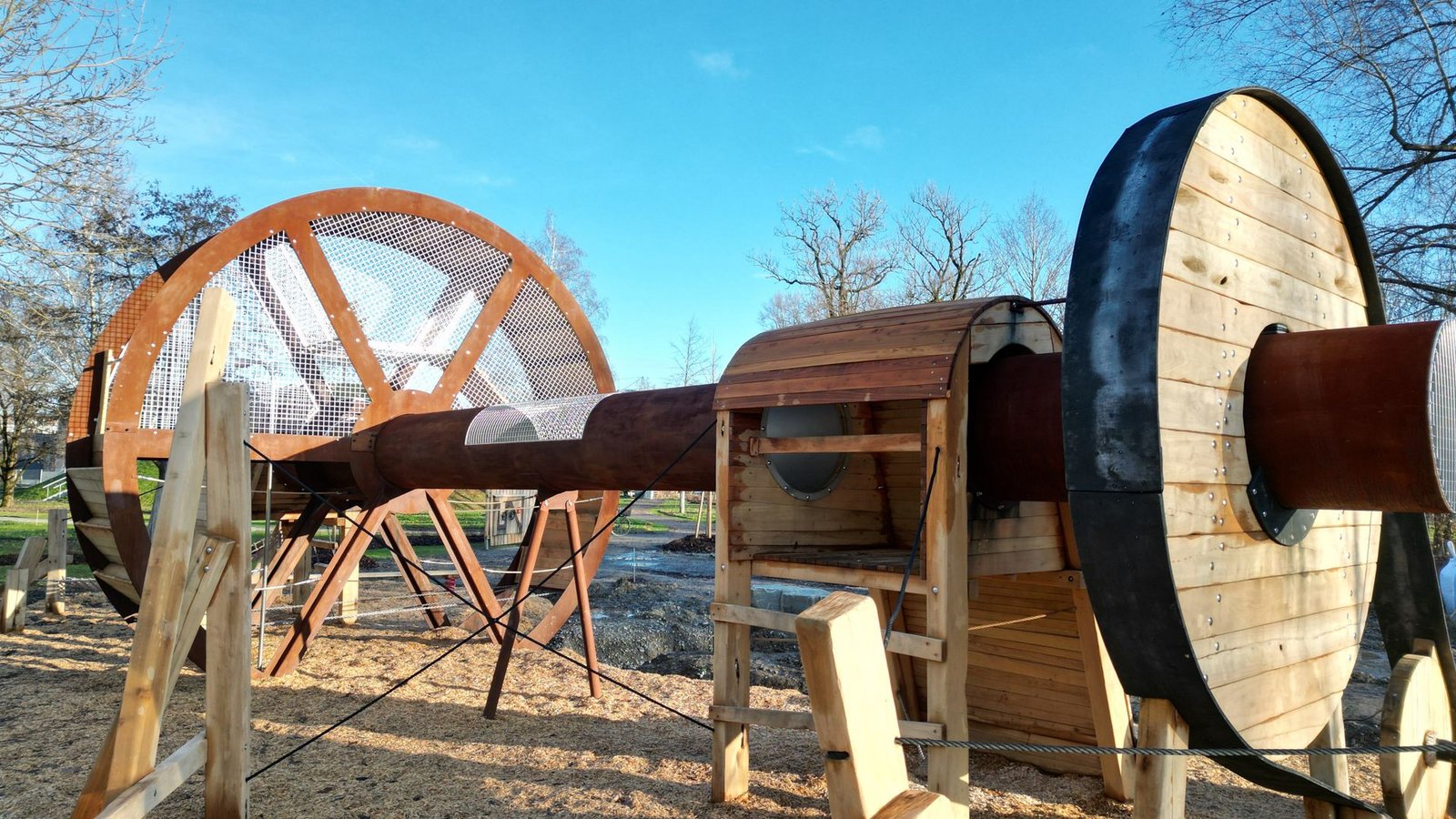 Überbleibsel der Textilfabrik wie diese Ventilatoren wurden in die Gartenschau integriert.Foto: Landesgartenschau Wangen im Allgäu/oh