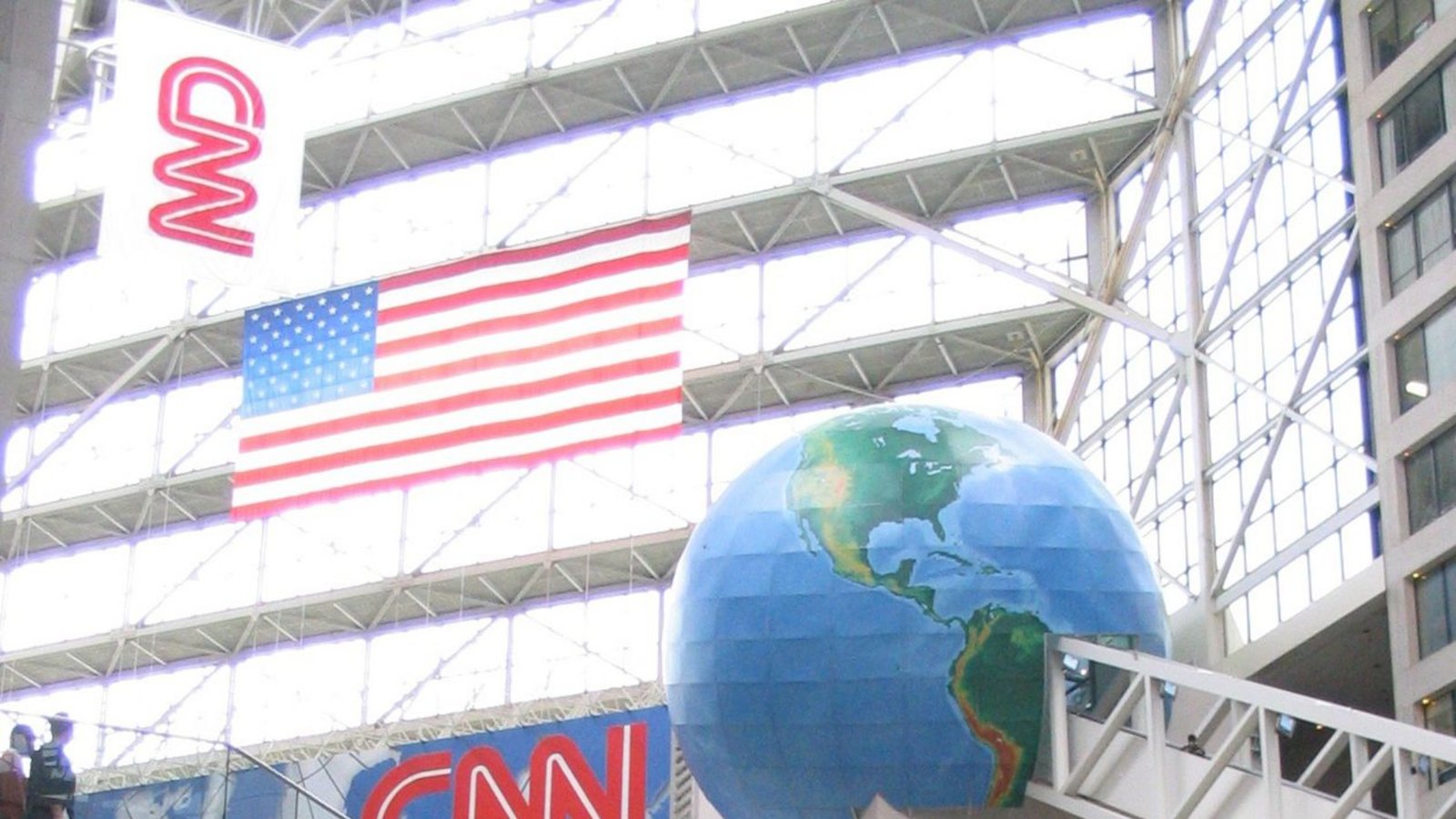 Die längste freistehende Rolltreppe der Welt steht in Atlanta im US-Bundesstaat Georgia. Im Innenhof des Hauptquartiers des amerikanischen TV-Senders CNN führt sie über 62 Meter acht Stockwerke hoch. Wer mit ihr fahren will, muss eine Tour durch das CNN-Gebäude buchen.Foto: Wikipedia commons/þħɥʂıɕıʄʈʝɘɖı