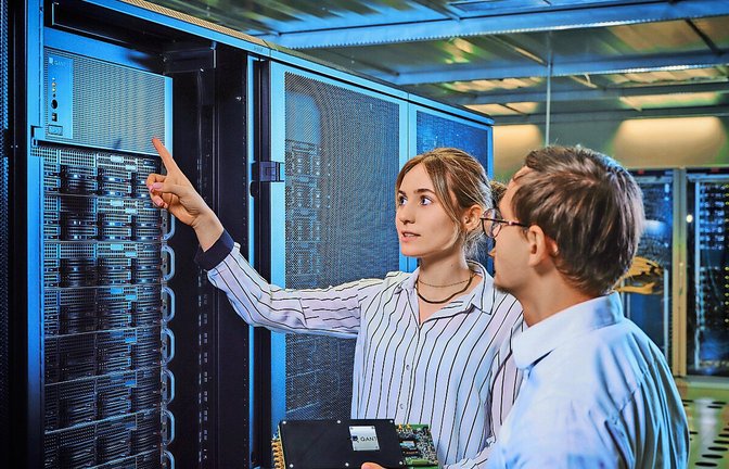 Ein Server von Q.ant wird in einem Rechenzentrum eingebaut.<span class='image-autor'>Foto: Q.ANT GmbH</span>