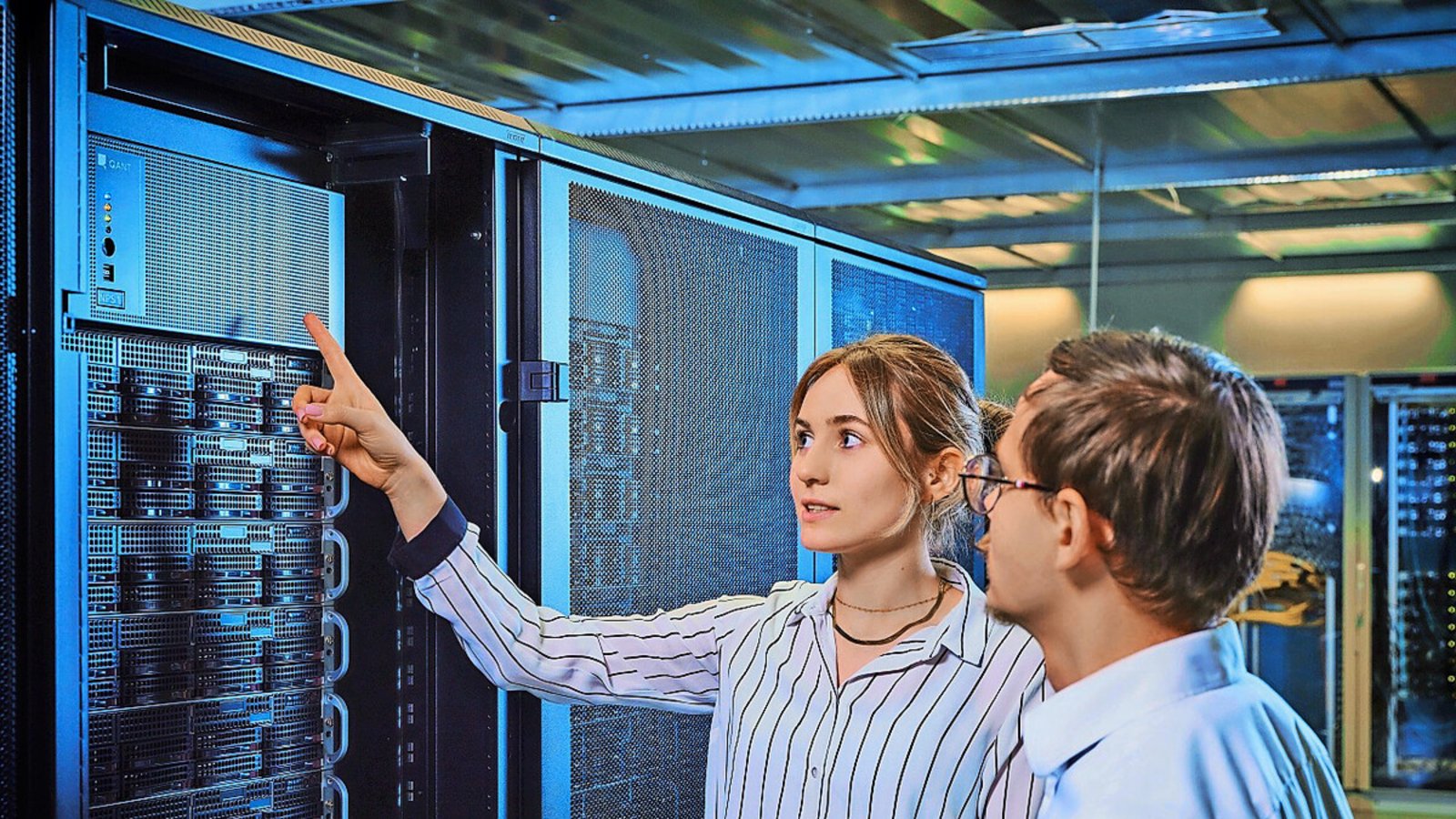 Ein Server von Q.ant wird in einem Rechenzentrum eingebaut.Foto: Q.ANT GmbH Ein Server von Q.ant wird in einem Rechenzentrum eingebaut.Foto: Q.ANT GmbH