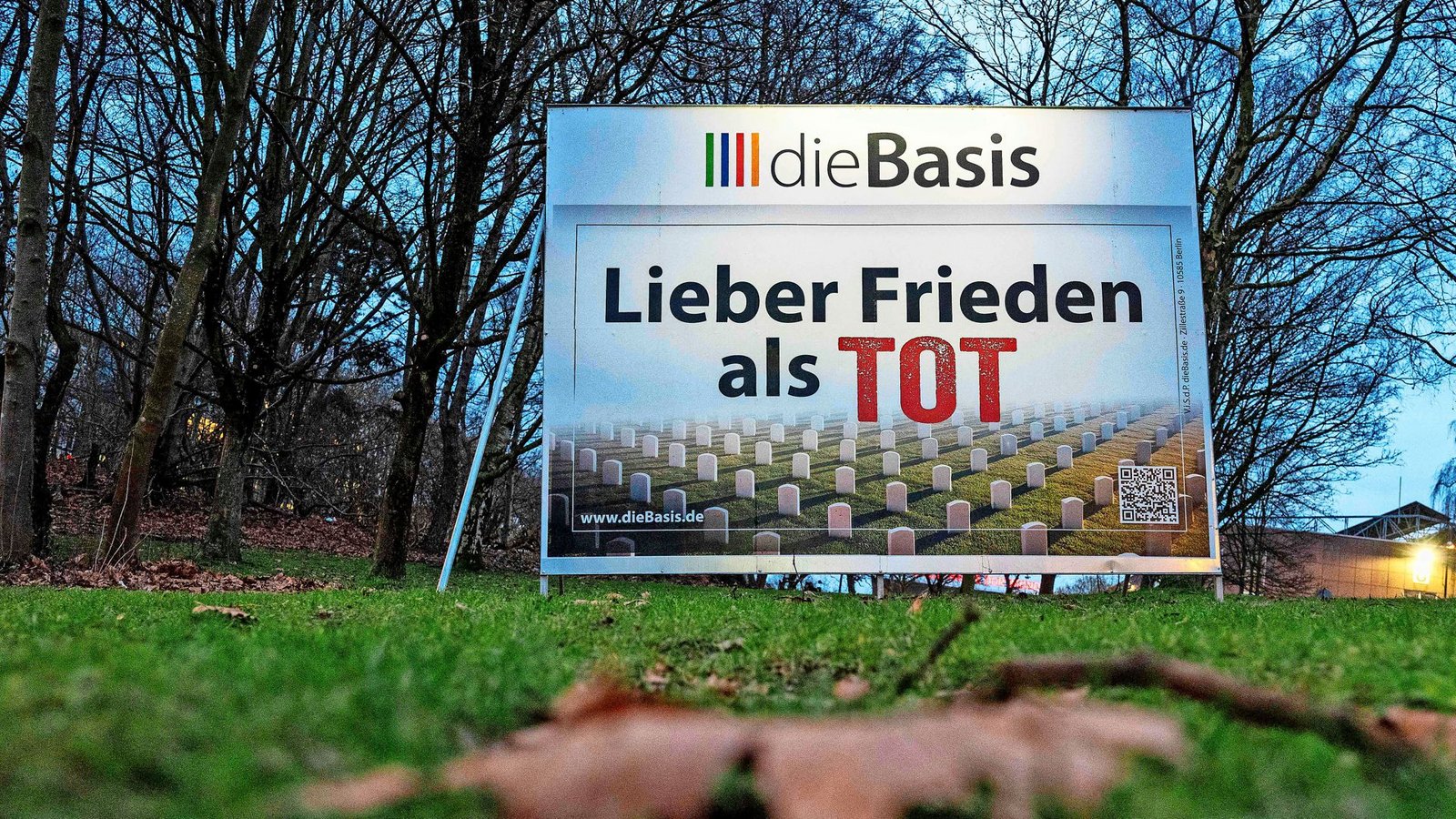 Ein großes Wahlprogramm der Basisdemokratischen Partei Deutschland in Dortmund.Foto: Afp/Ina Fassbender