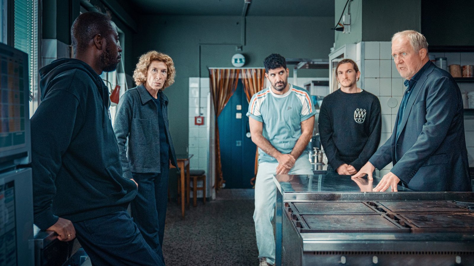 Versuchen die Lage zu überblicken:  Adele Neuhauser (Bibi Fellner) und  Harald Krassnitzer (Moritz Eisner, re.) befragen Ayo Aloba (Rolle: Femi Olaifa) Emre Cakir (Rolle: Araz Barzani) und  Augustin Groz (Rolle: Simon Rechnik).Foto: ORF/Petro Domenigg