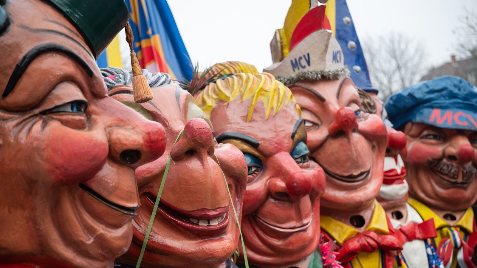 Mainz – Meenzer Schwellköpp des Mainzer Carneval-Vereins stehen zur Verlesung des närrischen Grundgesetzes auf dem Schillerplatz.Foto: Sebastian Gollnow/dpa Mainz – Meenzer Schwellköpp des Mainzer Carneval-Vereins stehen zur Verlesung des närrischen Grundgesetzes auf dem Schillerplatz.Foto: Sebastian Gollnow/dpa