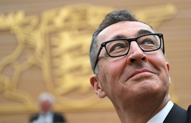 Cem Özdemir (Bündnis 90/Die Grünen), designierter Ministerpräsident von Baden-Württemberg, steht im Landtag.<span class='image-autor'>Foto: Marijan Murat/dpa/Marijan Murat</span>
