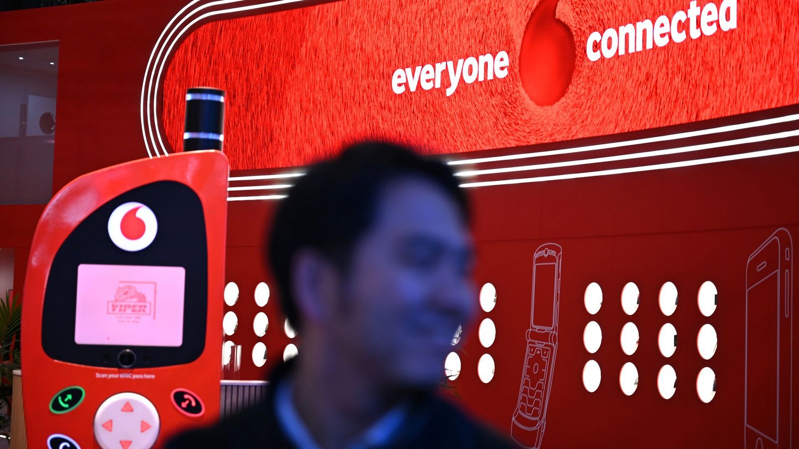 Am Vodafone-Messestand beim Mobile World Congress stand im März eine Handyattrappe, die an ein altes Nokia-Handy erinnerte. Solche Handys droht die Funkstille, wenn 2028 2G abgestellt wird. (Archivbild)Foto: Wolf von Dewitz/dpa