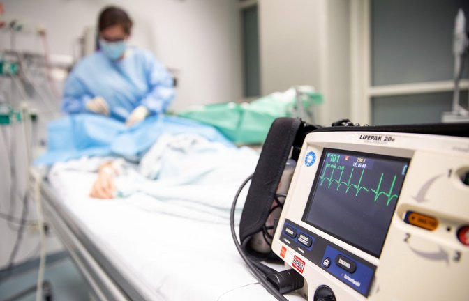 Die Krankenhäuser ächzen nicht nur wegen der vielen Patienten, sondern auch wegen coronabedingten Personalausfällen.<span class='image-autor'>Foto: dpa/Daniel Karmann</span>