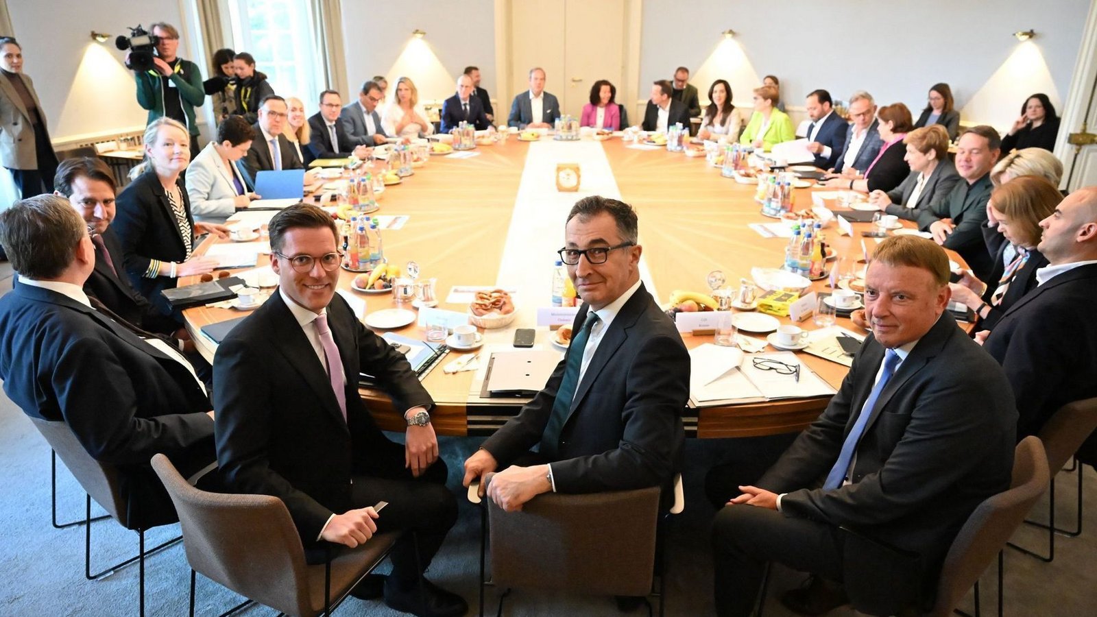 Das Kabinett Özdemir bei einer Sitzung: viele Stuttgarter, wenige Badener. Das führt auch zu Kritik. Foto: Katharina Kausche/dpa +++ dpa-Bildfunk +++Foto: Katharina Kausche/dpa