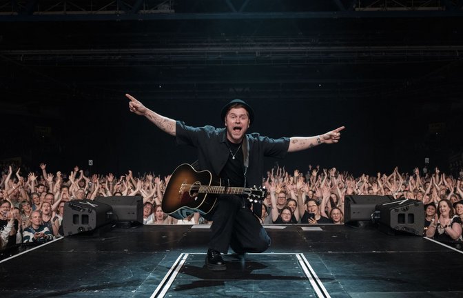 Fast schon familiär: Johannes Oerding ist auf seiner Arena-Tour in der Schleyerhalle in Stuttgart aufgetreten.<span class='image-autor'>Foto: LICHTGUT</span>