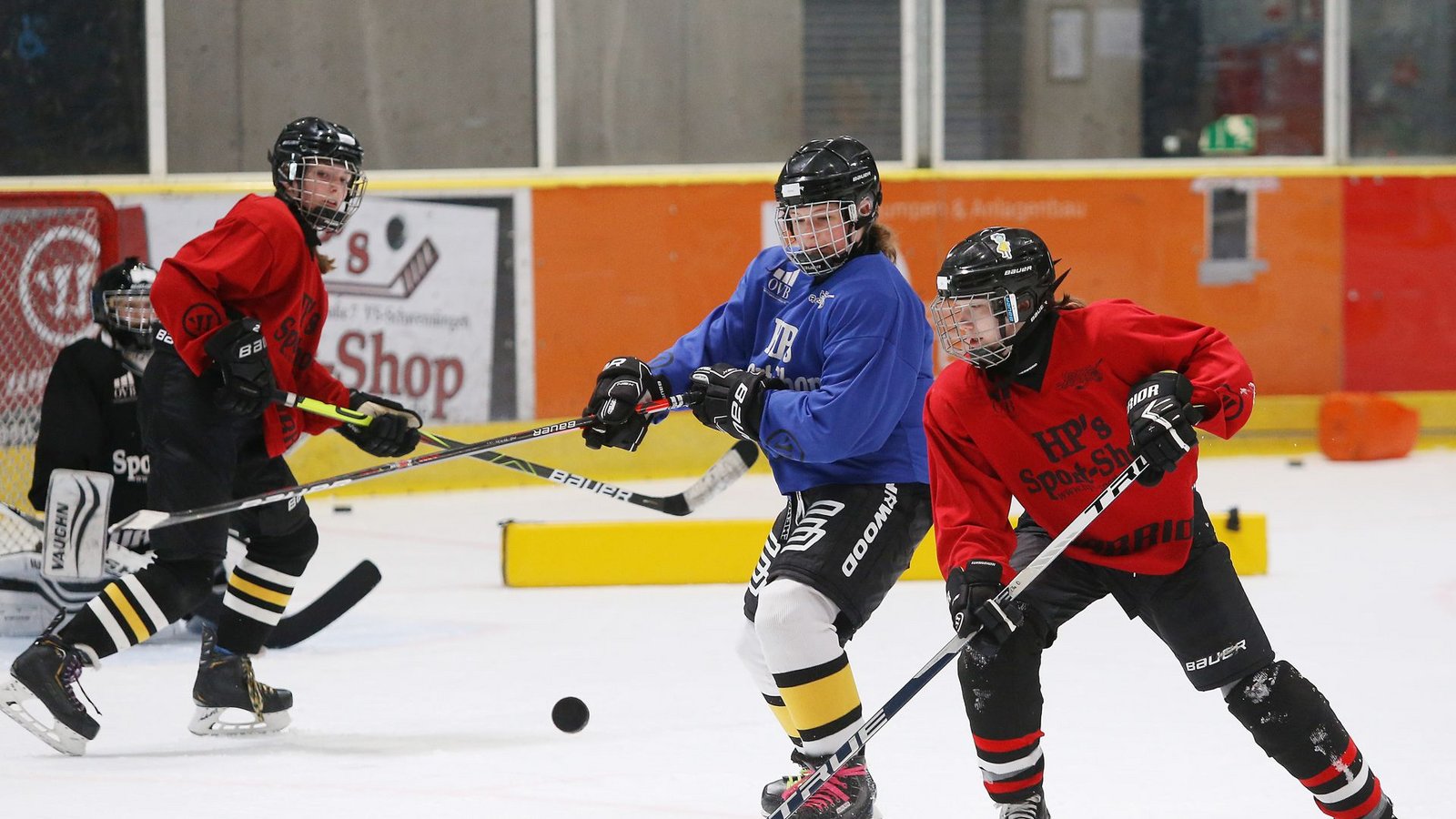 Im Jugend-Eishockey eine Seltenheit: Ein Spiel zwischen zwei Mädchen-Teams, üblicherweise treten Nachwuchs-Mannschaften gemischt an.Foto: Baumann/Julia Rahn