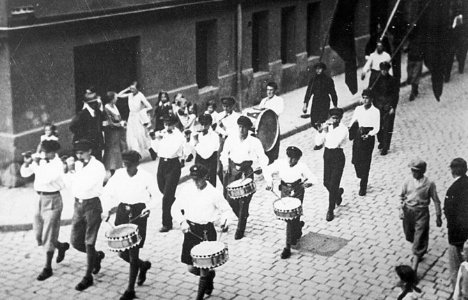 Am Vorabend des Generalstreiks zogen die Teilnehmer  durch das nächtliche Mössingen –  voran die Trommler und Pfeifer der Antifaschistischen Aktion, die hier beim Roten Tag in Tübingen 1932 zu sehen sind.<span class='image-autor'>Foto: /Stadtmuseum Mössingen</span>