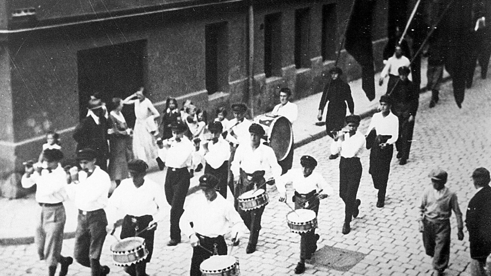 Am Vorabend des Generalstreiks zogen die Teilnehmer durch das nächtliche Mössingen – voran die Trommler und Pfeifer der Antifaschistischen Aktion, die hier beim Roten Tag in Tübingen 1932 zu sehen sind.Foto: /Stadtmuseum Mössingen Am Vorabend des Generalstreiks zogen die Teilnehmer durch das nächtliche Mössingen – voran die Trommler und Pfeifer der Antifaschistischen Aktion, die hier beim Roten Tag in Tübingen 1932 zu sehen sind.Foto: /Stadtmuseum Mössingen