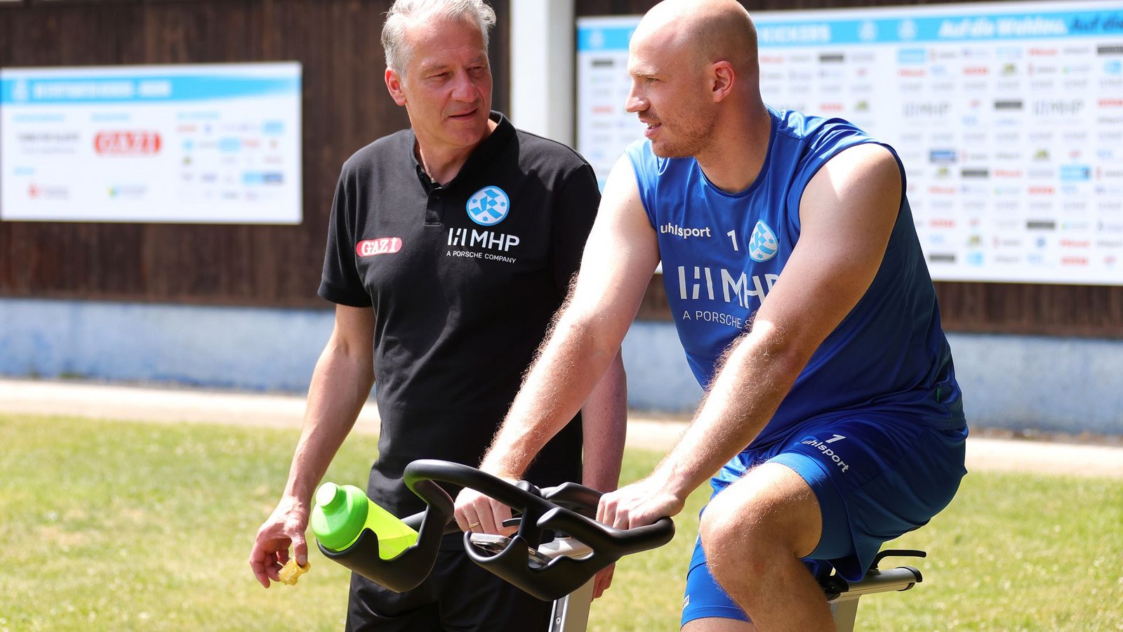 Sport-Geschäftsführer Lutz Siebrecht (li.) kann mit Torwart Felix Dornebusch planen, auch wenn die Vertragsverlängerung bisher nicht offiziell ist.Foto: Pressefoto Baumann/Alexander Keppler Sport-Geschäftsführer Lutz Siebrecht (li.) kann mit Torwart Felix Dornebusch planen, auch wenn die Vertragsverlängerung bisher nicht offiziell ist.Foto: Pressefoto Baumann/Alexander Keppler