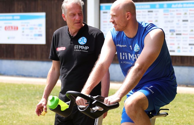 Sport-Geschäftsführer Lutz Siebrecht (li.) kann mit Torwart Felix Dornebusch planen, auch wenn die Vertragsverlängerung bisher nicht offiziell ist.<span class='image-autor'>Foto: Pressefoto Baumann/Alexander Keppler</span>
