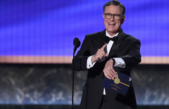 Der US-Comedian meldet sich nur 24 Stunden nach seinem Aus bei CBS mit Komik, Tragik und auch kleinen Spitzen aus einer Lokalshow zurück.<span class='image-autor'>Foto: Chris Pizzello/Invision/AP/dpa</span>