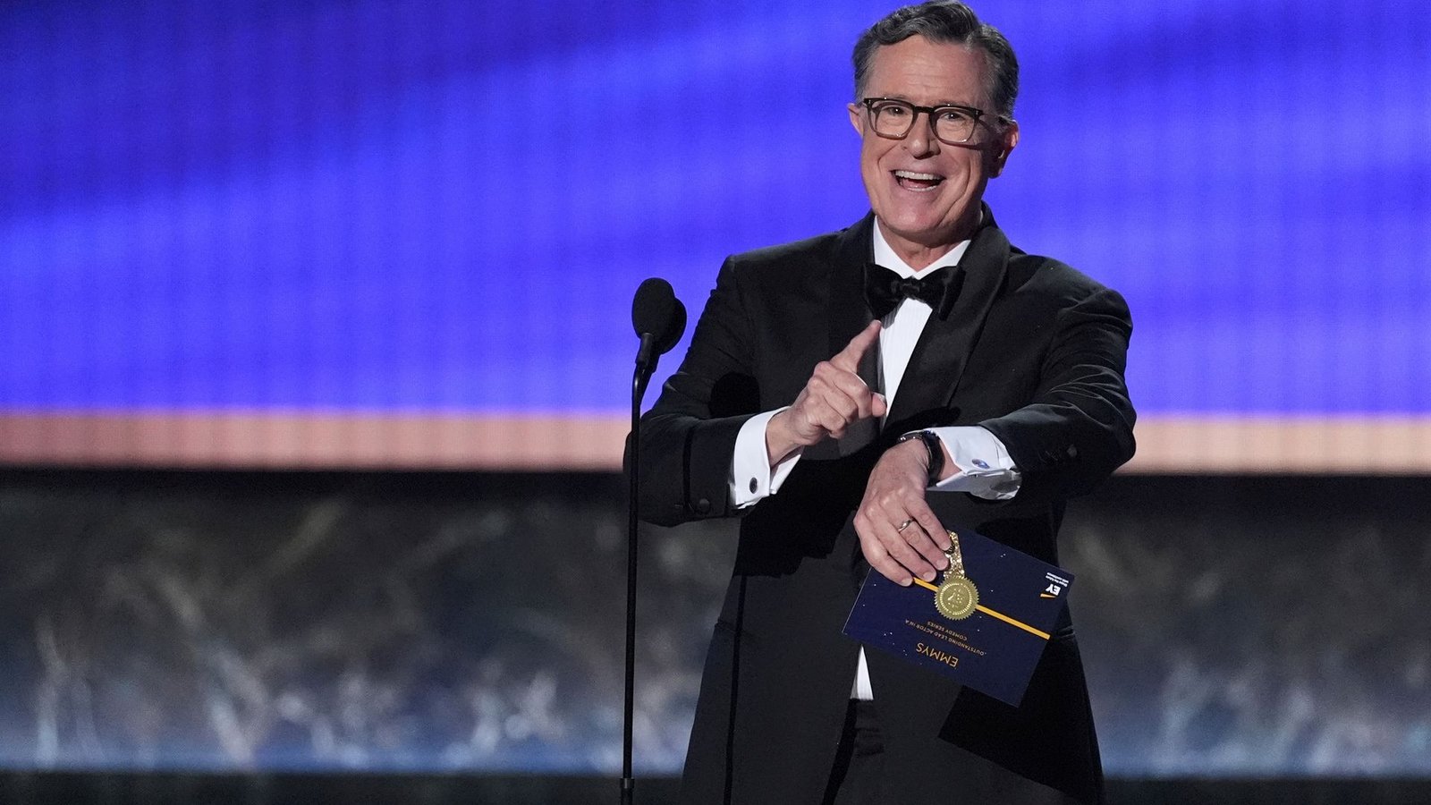 Der US-Comedian meldet sich nur 24 Stunden nach seinem Aus bei CBS mit Komik, Tragik und auch kleinen Spitzen aus einer Lokalshow zurück.Foto: Chris Pizzello/Invision/AP/dpa
