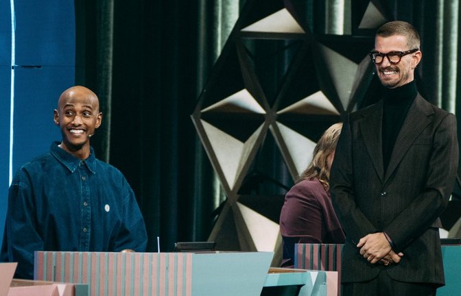 Teddy Teclebrhan nimmt wieder am Pult Platz, Joko Winterscheidt moderiert "Wer stiehlt mir die Show?".<span class='image-autor'>Foto: Joyn/Florida TV/Julian Mathieu</span>