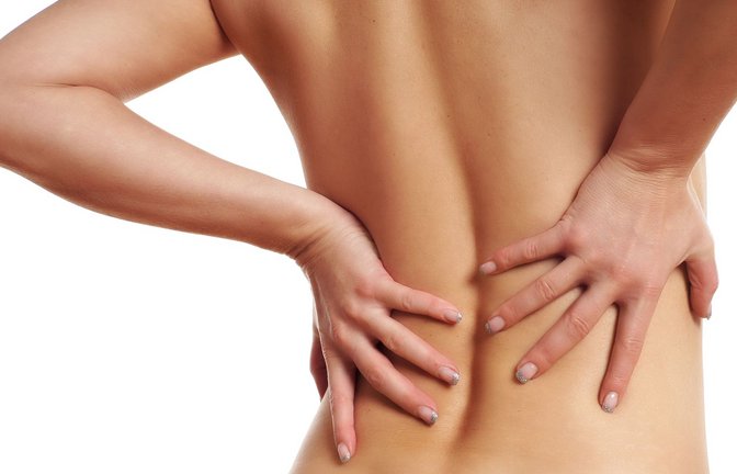 Wenn die Beschwerden so stark sind, dass eine Physiotherapie nicht ausreicht, kann eine Operation infrage kommen.<span class='image-autor'>Foto: Adobe Stock/underdogstudios</span>