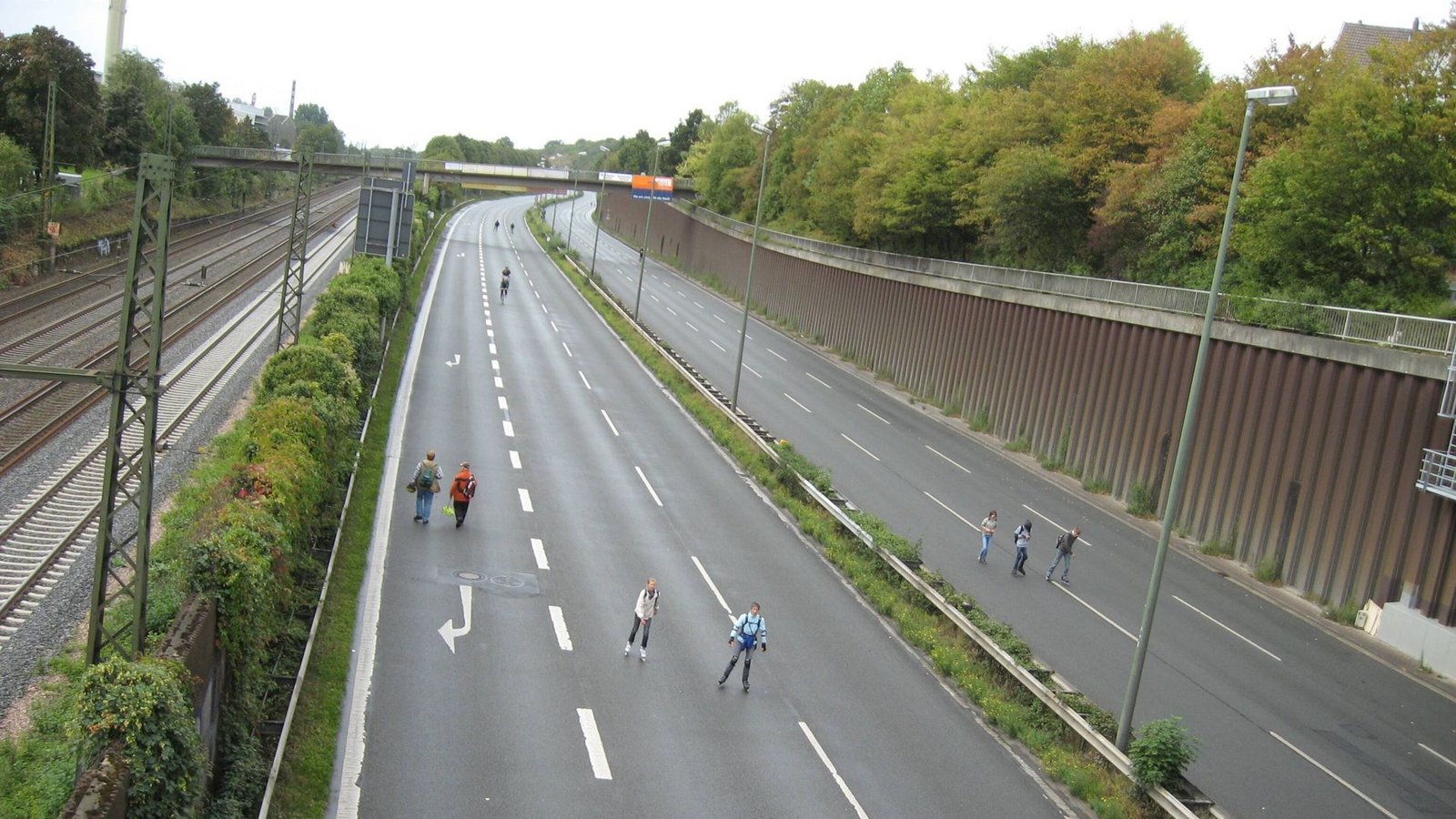 Autofreier Sonntag 2009 auf der Bielefelder Stadtautobahn – aber nicht 2026 am Brenner.Foto: imago stock&people Autofreier Sonntag 2009 auf der Bielefelder Stadtautobahn – aber nicht 2026 am Brenner.Foto: imago stock&people