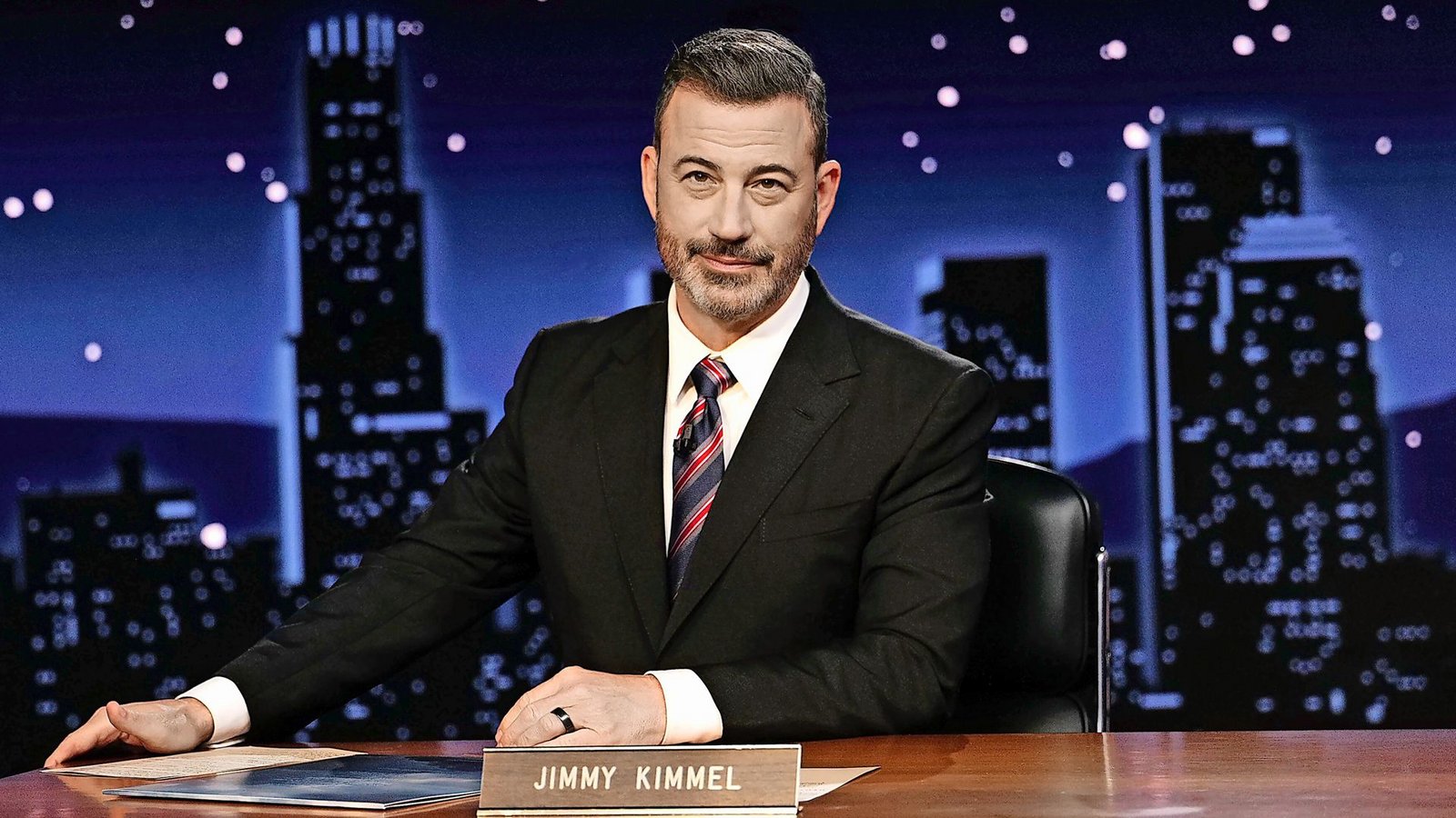 Jimmy Kimmel hat laut Medienberichten am Montag seinen Vertrag mit dem Fernsehsender ABC um ein Jahr verlängert. (Archivbild)Foto: Randy Holmes/Disney/AP/dpa Jimmy Kimmel hat laut Medienberichten am Montag seinen Vertrag mit dem Fernsehsender ABC um ein Jahr verlängert. (Archivbild)Foto: Randy Holmes/Disney/AP/dpa