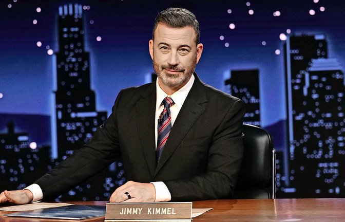 Jimmy Kimmel hat laut Medienberichten am Montag seinen Vertrag mit dem Fernsehsender ABC um ein Jahr verlängert. (Archivbild)<span class='image-autor'>Foto: Randy Holmes/Disney/AP/dpa</span>