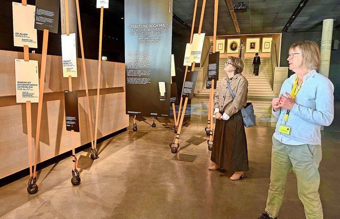 Erste Station der „Intervention“ zum Thema Antisemitismus im Haus der Geschichte mit Direktorin Cornelia Hecht-Zeiler (links) und Vermittlungsleiterin Caroline Grischke.<span class='image-autor'>Foto: Jan Sellner</span>