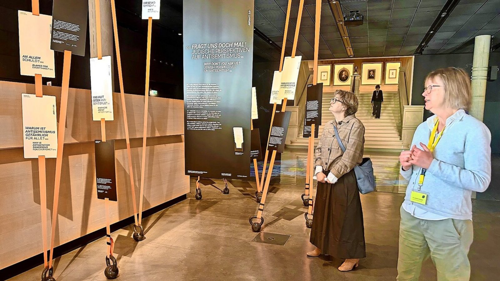 Erste Station der „Intervention“ zum Thema Antisemitismus im Haus der Geschichte mit Direktorin Cornelia Hecht-Zeiler (links) und Vermittlungsleiterin Caroline Grischke.Foto: Jan Sellner Erste Station der „Intervention“ zum Thema Antisemitismus im Haus der Geschichte mit Direktorin Cornelia Hecht-Zeiler (links) und Vermittlungsleiterin Caroline Grischke.Foto: Jan Sellner