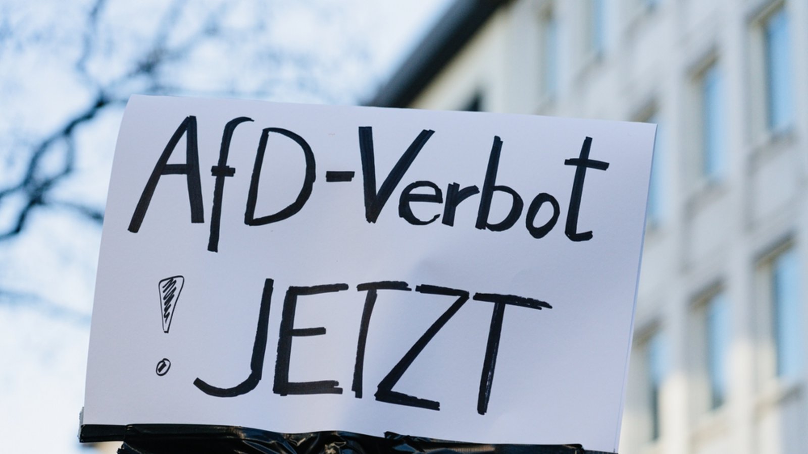 Ein Protest-Schild forderte bereits 2024 in Nürnberg ein AfD-Verbot.Foto: Corinna Haselmayer/ Shutterstock Ein Protest-Schild forderte bereits 2024 in Nürnberg ein AfD-Verbot.Foto: Corinna Haselmayer/ Shutterstock