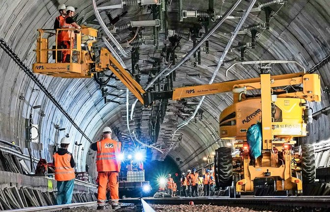 Mit der Hebebühne an einem Zwei-Wege-Fahrzeug bringen die Arbeiter die neuen Leitungen an der Decke der Tunnelröhre an – 24 Stunden an sieben Tagen die Woche.<span class='image-autor'>Foto: Lichtgut/Ferdinando Iannone</span>