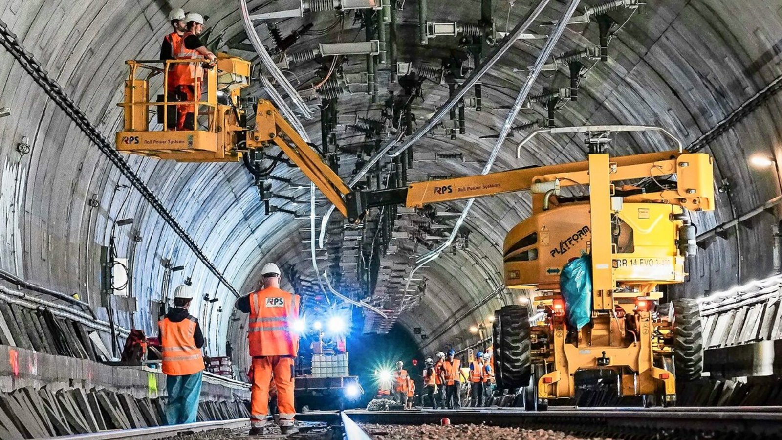 Mit der Hebebühne an einem Zwei-Wege-Fahrzeug bringen die Arbeiter die neuen Leitungen an der Decke der Tunnelröhre an – 24 Stunden an sieben Tagen die Woche.Foto: Lichtgut/Ferdinando Iannone Mit der Hebebühne an einem Zwei-Wege-Fahrzeug bringen die Arbeiter die neuen Leitungen an der Decke der Tunnelröhre an – 24 Stunden an sieben Tagen die Woche.Foto: Lichtgut/Ferdinando Iannone