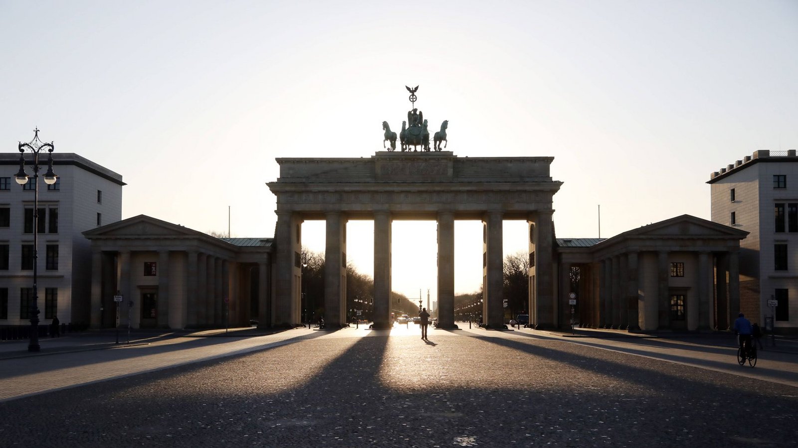 Berlin am 23. März 2020: Am Tag zuvor trat in Deutschland der erste Lockdown in Kraft – die Straßen sind selbst vor dem Brandenburger Tor wie leergefegt.Foto: imago images /Sabine Gudath Berlin am 23. März 2020: Am Tag zuvor trat in Deutschland der erste Lockdown in Kraft – die Straßen sind selbst vor dem Brandenburger Tor wie leergefegt.Foto: imago images /Sabine Gudath