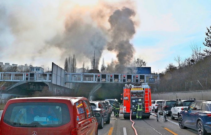 Am Dienstag brannte ein Sattelzug-Auflieger im Engelbergtunnel – ein Thema auch in den sozialen Medien.<span class='image-autor'>Foto: KS-Images/Andreas Rometsch</span>