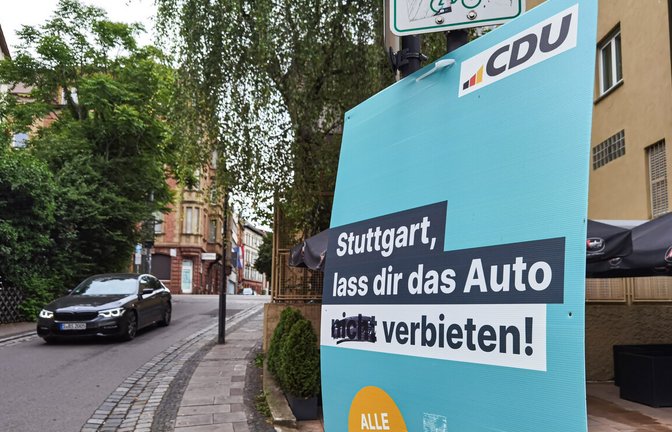 Die Stadt ist unentschlossen bei der Autofrage, wie dieses Plakat aus dem Kommunalwahlkampf in Stuttgart zeigt. Die CDU bezieht sich auf eine Studie, die ihre Argumentation aber gar nicht deckt.<span class='image-autor'>Foto: Lg/Max Kovalenko</span>
