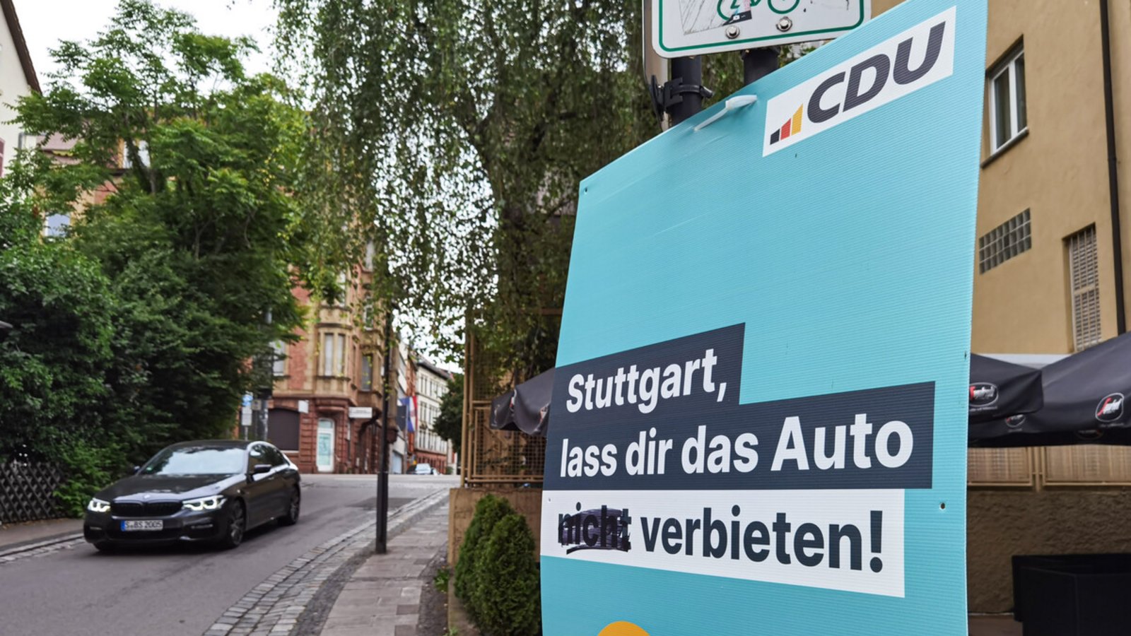 Die Stadt ist unentschlossen bei der Autofrage, wie dieses Plakat aus dem Kommunalwahlkampf in Stuttgart zeigt. Die CDU bezieht sich auf eine Studie, die ihre Argumentation aber gar nicht deckt.Foto: Lg/Max Kovalenko Die Stadt ist unentschlossen bei der Autofrage, wie dieses Plakat aus dem Kommunalwahlkampf in Stuttgart zeigt. Die CDU bezieht sich auf eine Studie, die ihre Argumentation aber gar nicht deckt.Foto: Lg/Max Kovalenko