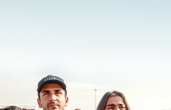 Mit dem ersten Flug in Damaskus: Serkan Eren (links) und Nael AlmagerbiMit dem ersten Flug in Damaskus: Serkan Eren (links) und Nael Almagerbi<span class='image-autor'>Foto: Martin Webelhaus</span>