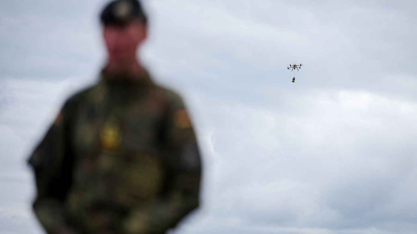 Generalleutnant Christian Freuding vor Drohne am HimmelFoto: Kay Nietfeld/dpa