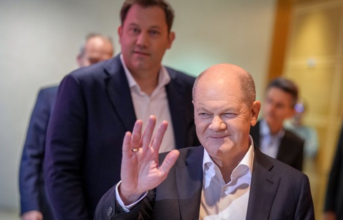 Kanzler Olaf Scholz und der SPD-Bundesvorsitzende Lars Klingbeil (hinten)<span class='image-autor'>Foto: dpa/Kay Nietfeld</span>