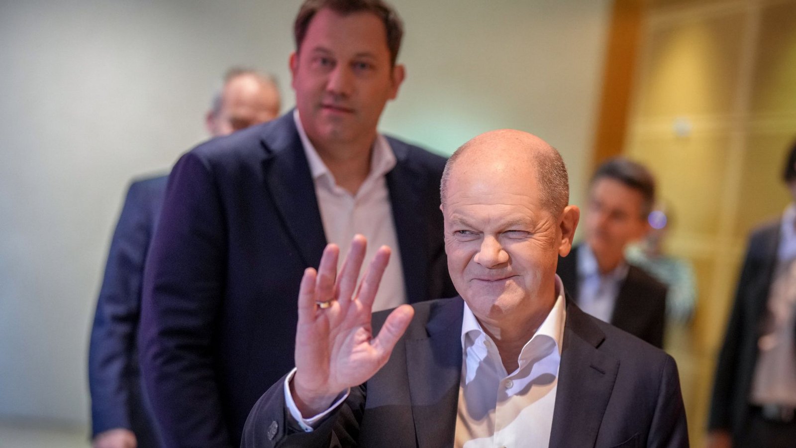 Kanzler Olaf Scholz und der SPD-Bundesvorsitzende Lars Klingbeil (hinten)Foto: dpa/Kay Nietfeld