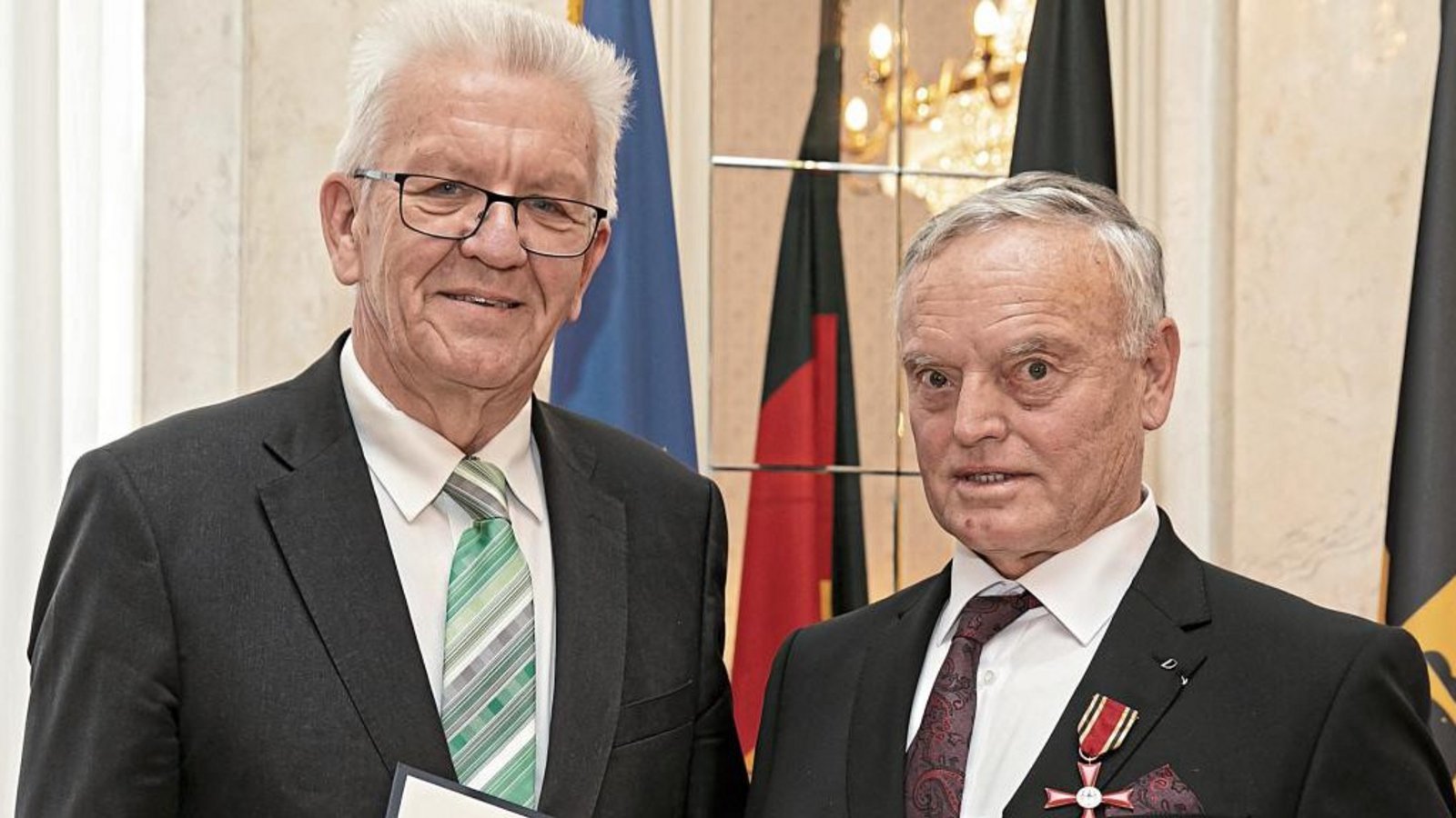 Herbert Keil (rechts) bekommt von Ministerpräsident Kretschmann das Bundesverdienstkreuz. Foto: min Herbert Keil (rechts) bekommt von Ministerpräsident Kretschmann das Bundesverdienstkreuz. Foto: min