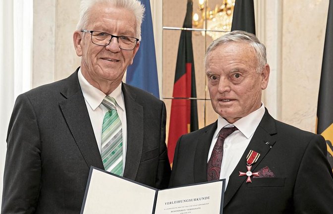 Herbert Keil (rechts) bekommt von Ministerpräsident Kretschmann das Bundesverdienstkreuz. Foto: min