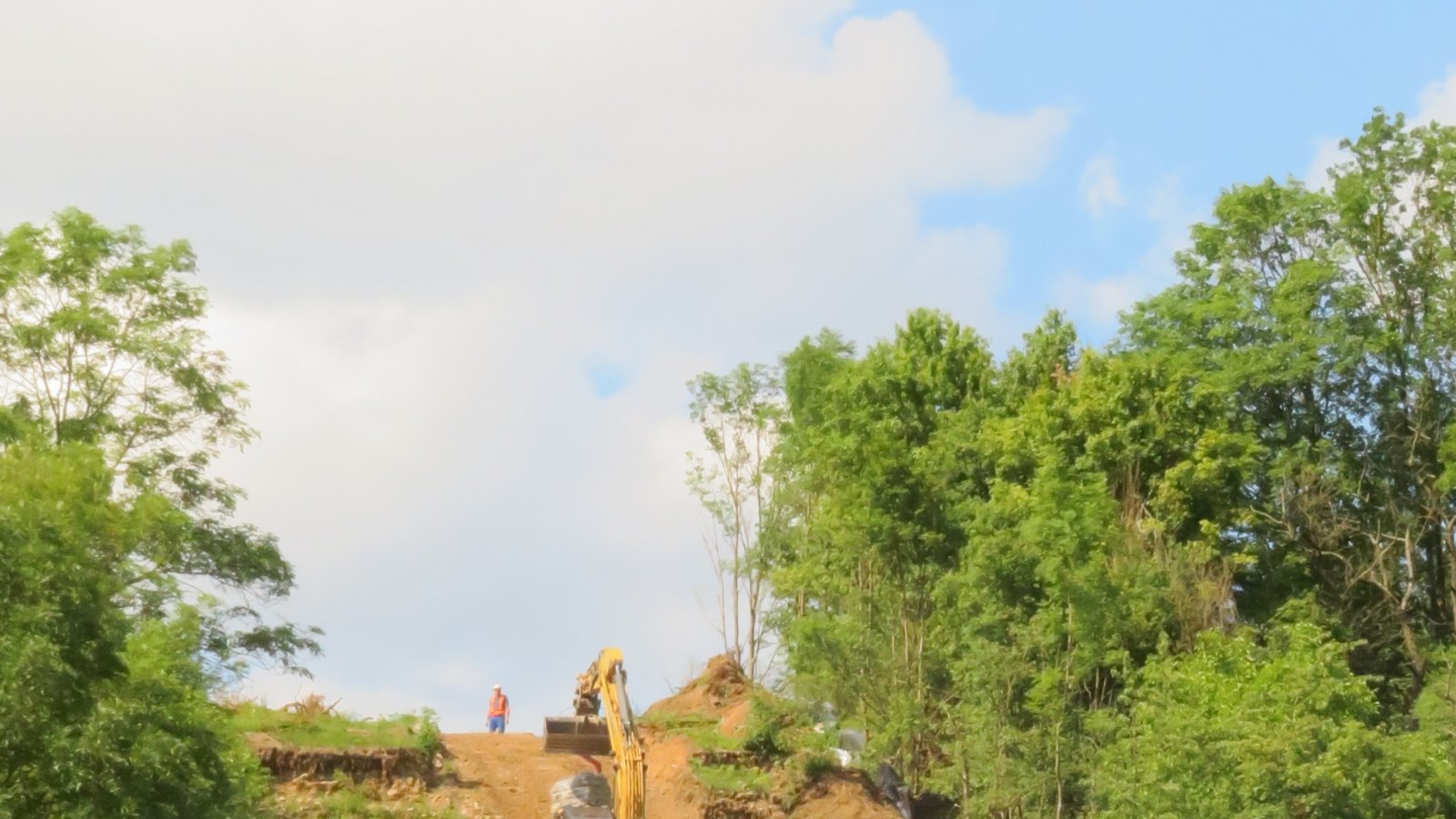 Arbeit im Steilhang für die Neckarenztalleitung beim Leinfelder Hof. Was befindet sich in den Paketen, die vom Bagger nach oben gebracht werden? Steine der alten Weinbergmauern. Foto: Arning Arbeit im Steilhang für die Neckarenztalleitung beim Leinfelder Hof. Was befindet sich in den Paketen, die vom Bagger nach oben gebracht werden? Steine der alten Weinbergmauern. Foto: Arning